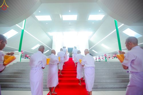 ภาพ No.159773:พิธีตัดปอยผมปลงผมนาคธรรมทายาท, พิธีบรรพชาอุปสมบทหมู่ โครงการอุปสมบทหมู่บูชาธรรม 140 ปี พระมงคลเทพมุนี (สด จนฺทสโร) ณ โบสถ์พระไตรปิฏก วัดพระธรรมกาย วันเสาร์ที่ 5 ตุลาคม พ.ศ. 2567