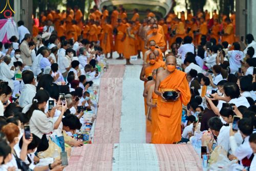 ภาพ No.107448:พิธีตักบาตรพระธรรมยาตราฯ ในโครงการธรรมยาตรากตัญญูบูชา มหาปูชนียาจารย์ พระมงคลเทพมุนี(สด จนฺทสโร) พระผู้ปราบมาร ปีที่ 12 ณ อนุสรณ์สถานมหาวิหารพระมงคลเทพมุนี อ.สองพี่น้อง จ.สุพรรณบุรี วันที่ 7 มกราคม พ.ศ. 2567