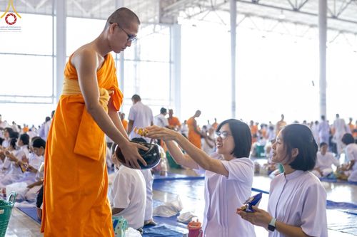 ภาพ No.159001:พิธีตักบาตร ในวันอาทิตย์ต้นเดือน วันที่ 6 ตุลาคม พ.ศ. 2567 ณ สภาธรรมกายสากล วัดพระธรรมกาย