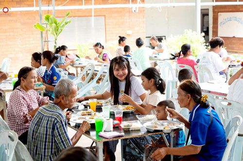 ภาพ No.235470:วันที่ 30-31 กรกฎาคม พ.ศ. 2568 วัดพระธรรมกาย มูลนิธิธรรมกาย ร่วมกับศูนย์ส่งเสริมศีลธรรมจังหวัดสุรินทร์ เปิดศูนย์พักพิงชั่วคราวเพื่อช่วยเหลือประชาชน ผู้อพยพจากเหตุปะทะกันตามแนวชายแดน ไทย-กัมพูชา ตั้งแต่วันที่ 24 กรกฎาคม พ.ศ.2568 เป็นต้นไป
