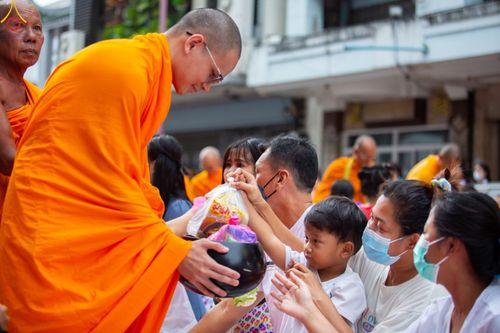 ภาพ No.85970:ตักบาตรพระนานาชาติ 10,000 รูป ใจกลางนครหาดใหญ่ จ.สงขลา วันอาทิตย์ที่ 20 สิงหาคม พ.ศ. 2566