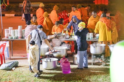 ภาพ No.187221:พิธีตักบาตรพระ ๕๐๐ รูป "สร้างบุญใหญ่ ส่งท้ายปีเก่า ต้อนรับปีใหม่ ๒๕๖๘" วันเสาร์ที่ ๒๘ ธันวาคม พ.ศ. ๒๕๖๗ ณ ถนนหน้าที่ว่าการอำเภอภูเรือ จังหวัดเลย