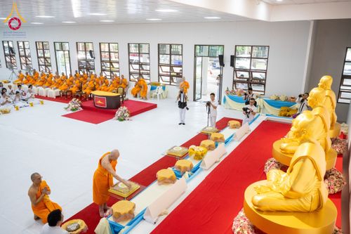 ภาพ No.160873:พิธีเจริญพระพุทธมนต์ และปิดแผ่นทองรูปเหมือน พระเดชพระคุณพระมงคลเทพมุนี (สด จนฺทสโร) พระผู้ปราบมาร จำนวน 3 องค์ วันเสาร์ที่ 5 ตุลาคม พ.ศ. 2567 ณ อาคารปลูกศรัทธา 2 (ชานชลาเดิม) วัดพระธรรมกาย อ.คลองหลวง จ.ปทุมธานี