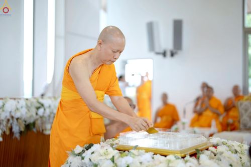 ภาพ No.239465:วันอาทิตย์ที่ 17 สิงหาคม พ.ศ. 2568 พิธีกดปุ่มอัญเชิญรูปเหมือน พระมงคลเทพมุนี (สด จันทสโร)  ณ มหาวิหารแก้วพระมงคลเทพมุนี  ศูนย์ปฏิบัติธรรมแก้วเมืองเลย