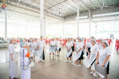 ภาพ No.58891:V.40 ภัตตาหารพระหมื่นวัด เราจัดให้ การปฏิบัติงานของเจ้าหน้าที่และอาสาสมัคร เพื่อรับบุญในการถวายภัตตาหาร แด่คณะสงฆ์ 10,000 กว่าวัดทั่วประเทศ ที่มาร่วมงานวันคุ้มครองโลก จันทร์ที่ 22 เมษายน พ.ศ. 2567 ณ วัดพระธรรมกาย