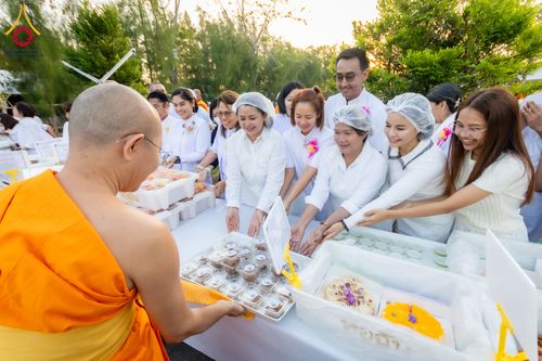 ภาพ No.288102:วันที่ 4 มกราคม พ.ศ. 2569 พิธีถวายภัตตาหารเป็นสังฆทาน แด่พระธรรมยาตรา ในโครงการธรรมยาตรา กตัญญูบูชา มหาปูชนียาจารย์ พระมงคลเทพมุนี(สด จนฺทสโร) พระผู้ปราบมาร อนุสรณ์สถาน 7 แห่ง ปีที่ 14 ณ อนุสรณ์สถานมหาวิหารพระมงคลเทพมุนี (โลตัสแลนด์) อ.สองพี่น้อง จ.สุพรร