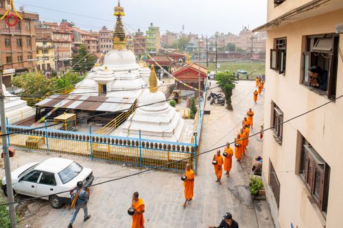 ภาพ No.317230:วันอังคารที่ 31 มีนาคม พ.ศ.2569 จาริกบิณฑบาตแห่งศรัทธา จากวัดอเชศวรสู่สี่แยกปาตันและวัดศรี ประเทศเนปาล