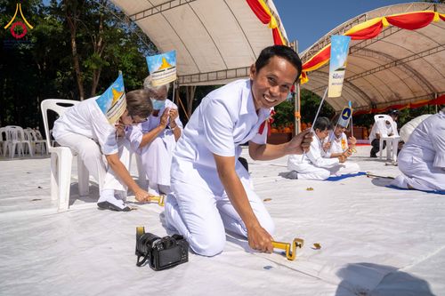 ภาพ No.285827:วันพุธที่ 10 ธันวาคม พ.ศ.2568  พิธีตอกเสาเข็มมงคลต้นสุดท้าย รองรับองค์พระเจดีย์เพื่อสร้างสันติภาพโลก ณ ศูนย์ปฏิบัติธรรมและศูนย์อบรมเยาวชน ชัยนาท