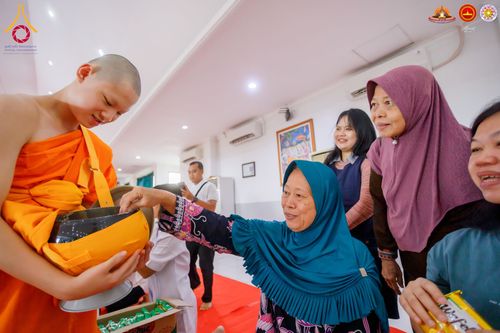 ภาพ No.283541:วันอาทิตย์ที่ 21 ธันวาคม  2568 พิธีบิณฑบาตฉลองสามเณรใหม่ ประเทศอินโดนีเซีย
