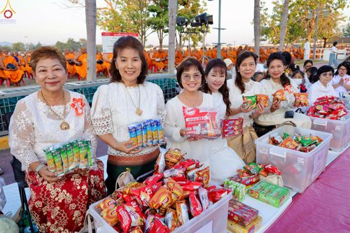 ภาพ No.282681:วันเสาร์ที่ 20 ธันวาคม พ.ศ.2568 พิธีตักบาตรพระ 10,000 รูป (ชุด 2) เนื่องในโอกาส 194 ปี จังหวัดกาญจนบุรี และอุทิศส่วนกุศลให้แด่บรรพชนทั้งหลาย บริเวณถนนสองแคว (Skywalk) เมืองกาญจนบุรี