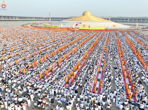 ภาพ No.279893:วันที่ 1 มกราคม พ.ศ.2569 พิธีตักบาตรในวันขึ้นปีใหม่ ณ ลานธรรม วัดพระธรรมกาย