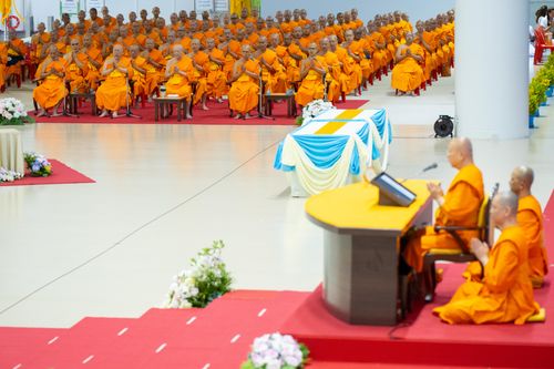 ภาพ No.311412:วันอาทิตย์ต้นเดือนที่ 1 มีนาคม พ.ศ.2569 พิธีตักบาตร และ พิธีบูชาข้าวพระ ณ สภาธรรมกายสากล วัดพระธรรมกาย