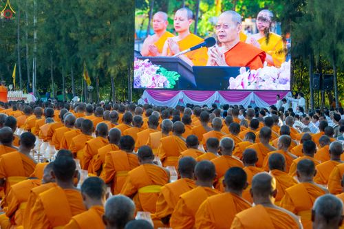 ภาพ No.292015:วันที่ 10 มกราคม พ.ศ. 2569 พิธีจุดประทีปถวายเป็นพุทธบูชา และบูชาธรรมมหาปูชนียาจารย์  ณ อนุสรณ์สถานคลองบางนางแท่น อ.สามพราน จ.นครปฐม ในโครงการธรรมยาตรา กตัญญูบูชา มหาปูชนียาจารย์ พระมงคลเทพมุนี(สด จนฺทสโร) พระผู้ปราบมาร อนุสรณ์สถาน 7 แห่ง ปีที่ 14