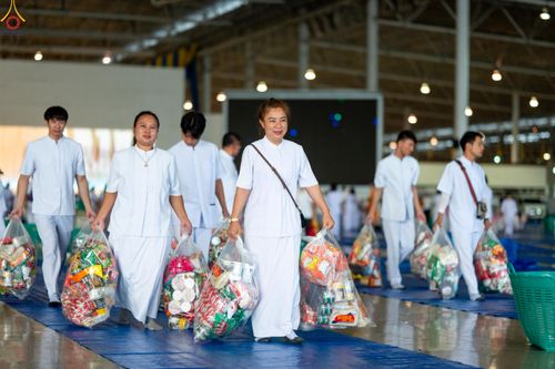 ภาพ No.318232:วันอาทิตย์ต้นเดือนที่ 5 เมษายน พ.ศ.2569 พิธีตักบาตร ณ บ้านแก้วเรือนทองคุณยายอาจารย์ฯ วัดพระธรรมกาย