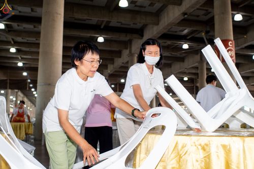 ภาพ No.322321:วันที่ 15 เมษายน พ.ศ.2569 การเตรียมงาน เช็ดโต๊ะ เก้าอี้ ปูผ้าโต๊ะฉัน เพื่องานถวายมหาสังฆทาน 40,000 กว่าวัดทั่วประเทศ วันคุ้มครองโลก 22 เมษายน พ.ศ.2569 วัดพระธรรมกาย