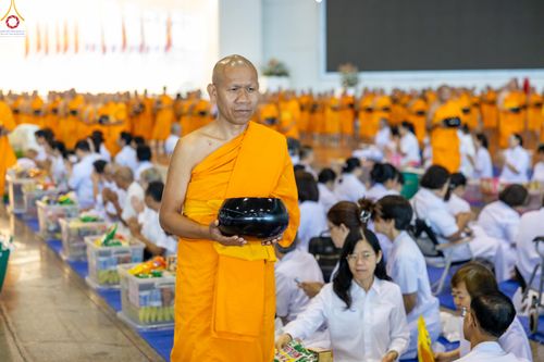 ภาพ No.311334:วันอาทิตย์ต้นเดือนที่ 1 มีนาคม พ.ศ.2569 พิธีตักบาตร และ พิธีบูชาข้าวพระ ณ สภาธรรมกายสากล วัดพระธรรมกาย