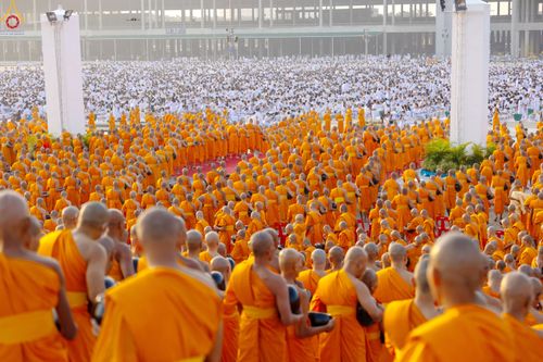 ภาพ No.279810:วันที่ 1 มกราคม พ.ศ.2569 พิธีตักบาตรในวันขึ้นปีใหม่ ณ ลานธรรม วัดพระธรรมกาย