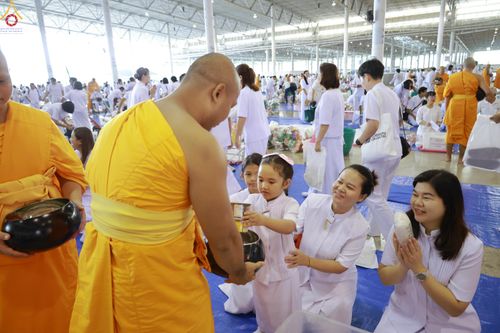 ภาพ No.318213:วันอาทิตย์ต้นเดือนที่ 5 เมษายน พ.ศ.2569 พิธีตักบาตร ณ บ้านแก้วเรือนทองคุณยายอาจารย์ฯ วัดพระธรรมกาย