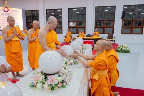 ภาพ No.294272:วันอาทิตย์ที่ 14 ธันวาคม พ.ศ.2568 พิธีเจริญพระพุทธมนต์สมโภชดวงแก้วลูกนิมิตเอก และดวงแก้วนิมิตปฏิบัติธรรม อัญเชิญประดิษฐาน  ณ วัดพระธรรมกายในประเทศสหรัฐอเมริกาและประเทศเยอรมนี 7 แห่ง ณ อาคารปลูกศรัทธา 2 วัดพระธรรมกาย