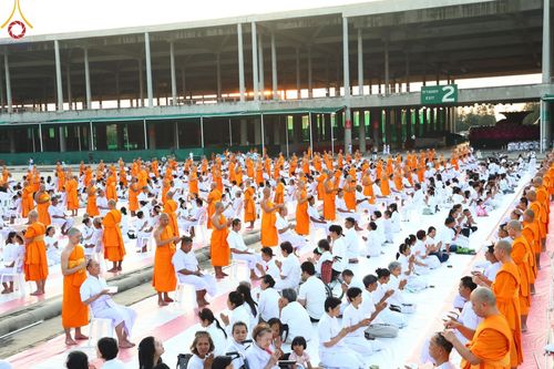 ภาพ No.180040:พิธีปลงผมนาคธรรมทายาท ในโครงการอุปสมบทหมู่ บูชาธรรมมหาปูชนียาจารย์ (ศูนย์อบรมวัดพระธรรมกาย) วันที่ 1 ธันวาคม พ.ศ. 2567 ณ ลานธรรมหารัตนวิหารคด วัดพระธรรมกาย จ.ปทุมธานี