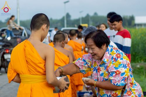 ภาพ No.217981:วันศุกร์ที่ 11 เมษายน พ.ศ. 2568 พระและสามเณร 99 รูป จากศูนย์ปฏิบัติธรรมระยอง(บ้านช่องลม) บิณฑบาต ณ ทุ่งปอเทือง ต.บางบุตร อ.บ้านค่าย จ.ระยอง เพื่อเป็นการฝึกสามเณรภาคฤดูร้อน ผ่านกิจวัตรบิณฑบาตในพื้นที่ชุมชน