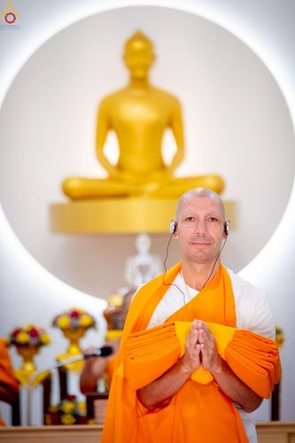 ภาพ No.252281:วันที่ 4-5 ตุลาคม พ.ศ. 2568  วัดพระธรรมกายแคลิฟอร์เนีย ประเทศสหรัฐอเมริกา ได้จัดพิธีตัดปอยผม โดยคณะสงฆ์ ญาติ ๆ และสาธุชน ให้กับนาคธรรมทายาท 8 ท่าน และได้จัดพิธีบรรพชา-อุปสมบท ฉลองพิธีทอดกฐินบรมจักรพรรดิ สร้างอุโบสถ 82 ปี บูชาธรรมหลวงพ่อธัมมชโย