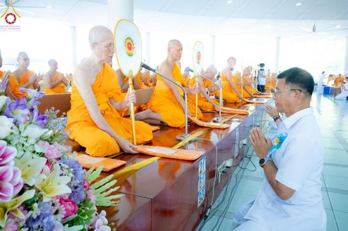 ภาพ No.205726:พิธีสวดพระพุทธมนต์ และถวายภัตตาหารเมนูสวรรค์แด่พระภิกษุ สามเณร วันจันทร์ที่ 3 กุมภาพันธ์ พ.ศ. 2568 ณ หอฉันคุณยายอาจารย์ฯ วัดพระธรรมกาย