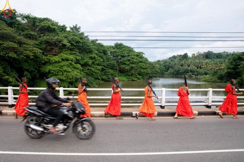 ภาพ No.140183:PhotoStory มหาศรัทธา ธรรมยาตราศรีลังกา EP.3  โครงการสยาม-ลังกา ธรรมยาตรา ฉลองเทศกาลวิสาขบูชาแห่งชาติ ศรีลังกา  บูชาธรรม 80 ปีหลวงพ่อธัมมชโย เส้นทางจาก เมืองดัมบูลลา ไปยัง เมืองมาตะเล  ตั้งแต่วันที่ 17-20 พฤษภาคม พ.ศ. 2567