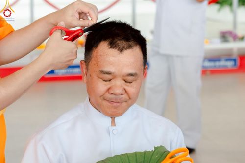 ภาพ No.223193:วันที่ 2 -10 พฤษภาคม พ.ศ. 2568 พิธีตัดปอยผม ปลงผม พิธีขอขมาลาอุปสมบทอุทิศชีวิต ของอุบาสก พิสิทธิ์ หมื่นแกล้ว  ณ วัดพระธรรมกาย