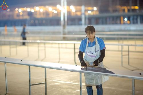 ภาพ No.218500:วันที่ 15 - 18 เมษายน พ.ศ. 2568 การเตรียมภาชนะสำหรับถวายภัตตาหาร , การจัดโต๊ะเก้าอี้ในลานธรรม , การแพ็คพัสดุงานต้อนรับ เพื่องานวันคุ้มครองโลก 22 เมษายน พ.ศ.2568 วัดพระธรรมกาย