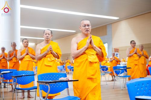 ภาพ No.208828:พระบาทสมเด็จพระเจ้าอยู่หัวทรงพระกรุณาโปรดเกล้าฯ พระราชทานภัตตาหารพระราชทาน แด่พระภิกษุ สามเณร ในการสอบบาลีสนามหลวง ณ วัดพระธรรมกาย วันที่ 22 กุมภาพันธ์ พ.ศ. 2568 ณ วัดพระธรรมกาย อำเภอคลองหลวง จังหวัดปทุมธานี