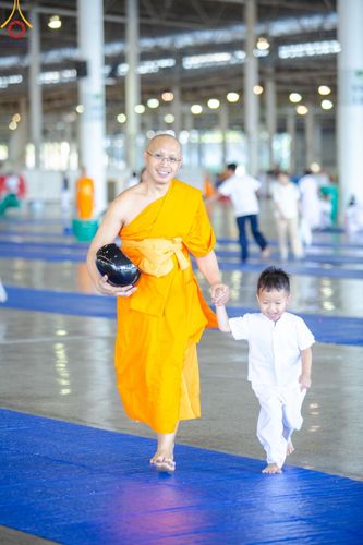 ภาพ No.177620:พิธีตักบาตรและพิธีบูชาข้าวพระ ในวันอาทิตย์ต้นเดือนที่ 1 ธันวาคม พ.ศ. 2567 ณ สภาธรรมกายสากล วัดพระธรรมกาย