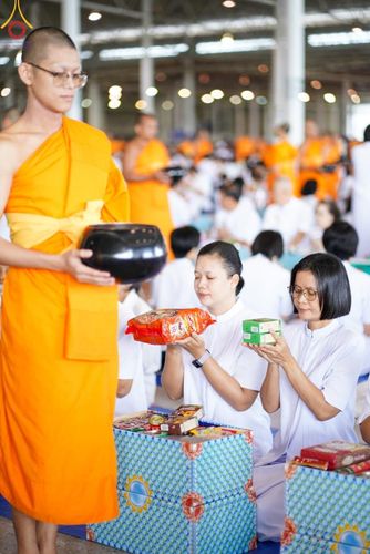 ภาพ No.149948:พิธีตักบาตร , พิธีปฎิบัติธรรม , พิธีถวายภัตตาหารเมนูสวรรค์ ในพรรษาแห่งการเข้าถึงธรรม วันธรรมชัย วันอังคารที่ 27 สิงหาคม พ.ศ.2567 ณ สภาธรรมกายสากล วัดพระธรรมกาย