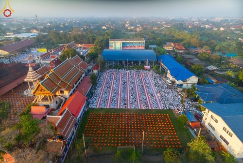 ภาพ No.197683:พิธีตักบาตรพระธรรมยาตรา ณ อนุสรณ์สถานลำดับที่ 4 สถานที่เกิดด้วยกายธรรม วัดโบสถ์(บน) ต.บางคูเวียง จ.นนทบุรี ในโครงการธรรมยาตรา กตัญญูบูชา มหาปูชนียาจารย์ พระมงคลเทพมุนี(สด จนฺทสโร) พระผู้ปราบมาร อนุสรณ์สถาน 7 แห่ง ปีที่ 13 วันที่ 19 มกราคม พ.ศ. 2568