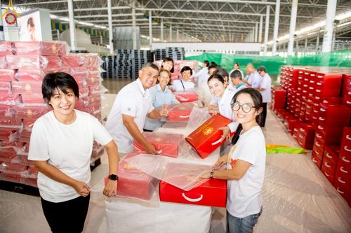 ภาพ No.214377:วันที่ 29 มีนาคม พ.ศ.2568 กิจกรรมใส่ถุงซิปกล่องไทยธรรม เพื่อรักษาความประณีตของกล่องไทยธรรม ในทุกสภาพอากาศ ณ บ้านแก้วเรือนทองคุณยาย วัดพระธรรมกาย