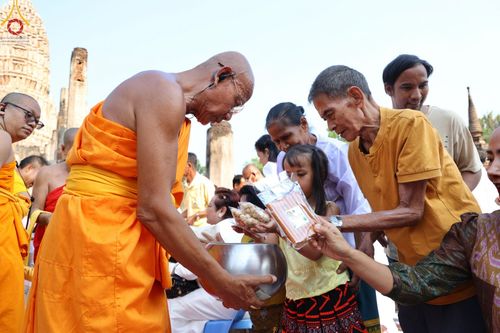 ภาพ No.58736:พิธีตักบาตรพระ ๑,๐๐๐ รูป สมโภชครบรอบ ๘๐๐ ปี พระบรมธาตุเมืองเชลียง ณ วัดพระศรีรัตนมหาธาตุ ราชวรวิหาร  (วัดพระปรางค์) ต.ศรีสัชนาลัย  อ.ศรีสัชนาลัย จ.สุโขทัย วันพฤหัสบดีที่ ๒๕ เมษายน พ.ศ. ๒๕๖๗