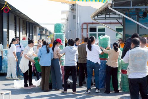 ภาพ No.273720:วันที่ 27 พฤศจิกายน พ.ศ. 2568 คณะศิษยานุศิษย์วัดพระธรรมกาย มูลนิธิธรรมกาย มอบอาหารและสิ่งของความช่วยเหลือให้พี่น้องชาวใต้ ผู้ประสบอุทกภัยน้ำท่วม