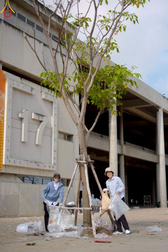 ภาพ No.220509:วันที่ 23-25 เมษายน พ.ศ. 2568 เจ้าหน้าที่และสาธุชนช่วยกัน รับบุญเก็บงานวันคุ้มครองโลก ณ วัดพระธรรมกาย