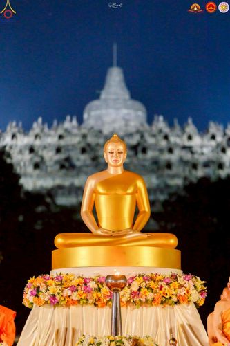 ภาพ No.224522:วันจันทร์ที่ 12 พฤษภาคม พ.ศ. 2568  ชาวพุทธในอินโดนีเซีย ร่วมฉลองวิสาขบูชาจุดประทีปกว่า 200,000 ดวง ณ พระมหาเจดีย์บรมพุทโธ  เจริญพุทธมนต์ถวาย “พระวชิรเกล้าเจ้าอยู่หัว”