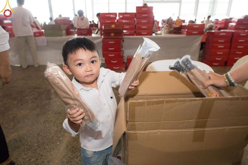 ภาพ No.212301:วันพุธที่ 19 มีนาคม พ.ศ. 2568 การบรรจุไทยธรรมลงกล่องสำเร็จ 43,500 กล่อง เพื่อถวายแด่พระสังฆาธิการ 40,000 กว่าวัดทั่วไทย ในวันคุ้มครองโลก 22 เมษายน พ.ศ. 2568 ณ บ้านแก้วเรือนทองคุณยายฯ วัดพระธรรมกาย