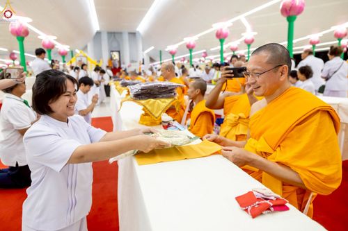 ภาพ No.230981:วันอังคารที่ 1 กรกฎาคม พ.ศ. 2568 ผู้ว่าราชการจังหวัดปทุมธานี เป็นประธานพิธีต้อนรับ สัญญาบัตร พัดยศ พระครูสัญญาบัตรสายต่างประเทศ วัดพระธรรมกาย ประจำปี พ.ศ. 2568 จำนวน 19 รูป