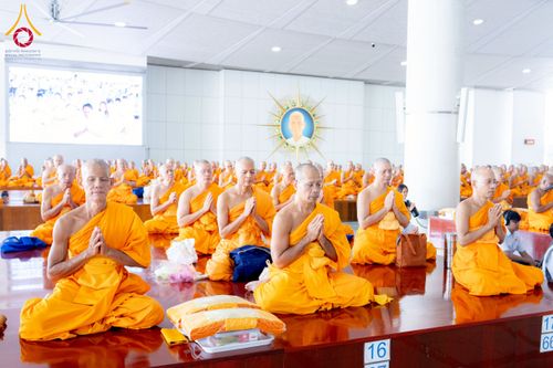 ภาพ No.226572:วันที่ 26 พฤษภาคม พ.ศ. 2568 พิธีบุพเปตพลี ครั้งที่ 164 ร่วมอุทิศบุญแด่หมู่ญาติที่ล่วงลับไปแล้ว และสืบทอดอายุพระพุทธศาสนา ณ หอฉันคุณยายอาจารย์ฯ วัดพระธรรมกาย