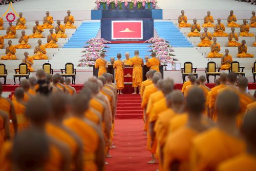 ภาพ No.237484:วันอาทิตย์ที่ 10 สิงหาคม พ.ศ.2568 พิธีมอบใบประกาศเกียรติคุณ โครงการสอบบาลี "ฉลองแชมป์" บูชาธรรม 80 ปี หลวงพ่อธัมมชโย ประจำปี 2568 และ พิธีมอบดวงแก้วสามเณรทรงบาลีไวยากรณ์ ณ สภาธรรมกายสากล วัดพระธรรมกาย ปทุมธานี