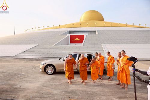 ภาพ No.221604:วันอังคารที่ 22 เมษายน พ.ศ. 2568 ภาพพิธีถวายมหาสังฆทานคณะสงฆ์ 40,000 กว่าวัดทั่วประเทศ เนื่องในวันคุ้มครองโลก ชุดที่ 2 (ปลื้มให้สมการรอคอย) ณ ลานธรรมพระมหาธรรมกายเจดีย์ วัดพระธรรมกาย