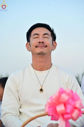 ภาพ No.201071:พิธีตักบาตรพระธรรมยาตรา ณ อนุสรณ์สถานลำดับที่ 5 สถานที่เผยแผ่วิชชาธรรมกายครั้งแรก อนุสรณ์สถานบางปลา วัดบางปลา อำเภอบางเลน จังหวัดนครปฐม ในโครงการธรรมยาตรา กตัญญูบูชา มหาปูชนียาจารย์ พระมงคลเทพมุนี(สด จนฺทสโร) พระผู้ปราบมาร อนุสรณ์สถาน 7 แห่ง ปีที่ 13