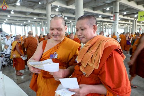 ภาพ No.219319:บรรยากาศการเดินทางเข้าวัดพระธรรมกาย , การต้อนรับปฏิสันถาร , การฉันภัตตาหารเช้า , การลงทะเบียนพระสังฆาธิการ  เนื่องในวันคุ้มครองโลก พิธีถวายมหาสังฆทานคณะสงฆ์ 40,000 กว่าวัดทั่วประเทศ ณ วัดพระธรรมกาย