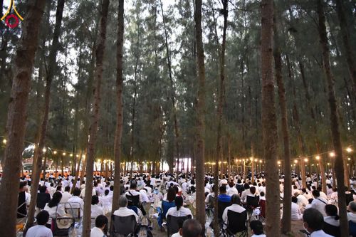 ภาพ No.107161:พิธีจุดประทีปถวายเป็นพุทธบูชา และบูชาธรรมมหาปูชนียาจารย์ ในโครงการธรรมยาตรากตัญญูบูชา มหาปูชนียาจารย์ พระมงคลเทพมุนี(สด จนฺทสโร) พระผู้ปราบมาร  อนุสรณ์สถาน 7 แห่ง ปีที่ 12  วันที่ 6 มกราคม พ.ศ. 2567 ณ อนุสรณ์สถานมหาวิหารพระมงคลเทพมุนี อ.สองพี่น้อง จ.สุพร