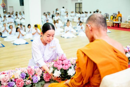 ภาพ No.242766:วันที่ 29-31 สิงหาคม พ.ศ. 2568 องค์กรภาคีเครือข่าย “บวร” (บ้าน-วัด-โรงเรียน-ราชการ) อ.คลองหลวง จัดบวชอุบาสิกาแก้ว ถวายพระราชกุศลแด่สมเด็จพระพันปีหลวง - กตัญญูบูชาแด่ผู้มีพระคุณ