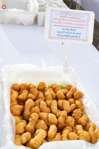 ภาพ No.190509:สาธุชนถวายภัตตาหารเป็นสังฆทาน แด่พระธรรมยาตรา ณ อนุสรณ์สถานมหาวิหารพระมงคลเทพมุนี (โลตัสแลนด์) อ.สองพี่น้อง จ.สุพรรณบุรี ในโครงการธรรมยาตรา กตัญญูบูชา มหาปูชนียาจารย์ พระมงคลเทพมุนี(สด จนฺทสโร) พระผู้ปราบมาร แห่ง ปีที่ 13 วันที่ 7 มกราคม พ.ศ.2568