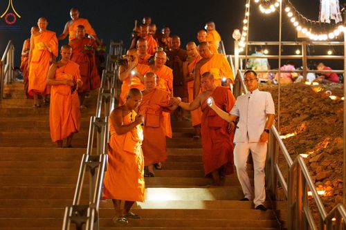 ภาพ No.175991:พิธีจุดประทีปโคมลาน, โคมลอยและลอยกระทง ถวายประทีปเป็นพุทธบูชา สร้างความสว่างไสวให้กับแผ่นดินด้วยแสงธรรม วันที่ 15 พฤศจิกายน พ.ศ. 2567 ณ พุทธอุทยานนานาชาติ อ.โพนพิสัย จ.หนองคาย